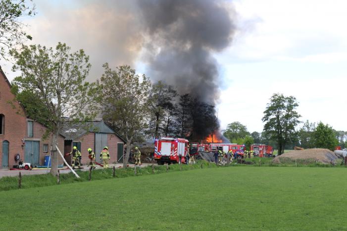 Schuur met 24.000 #kippen in vlammen opgegaan #Harskamp.