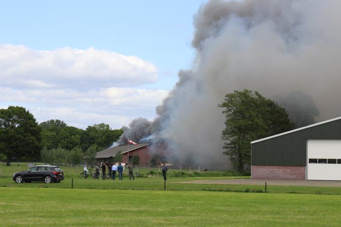 Vele rookwolken door grote brand in schuur