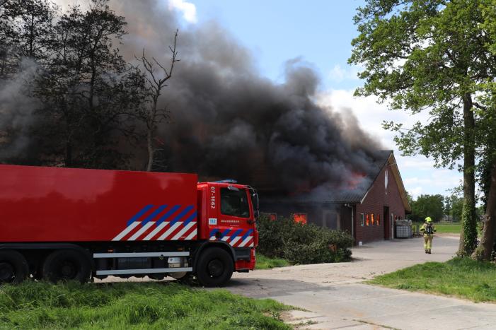 Vele rookwolken door grote brand in schuur