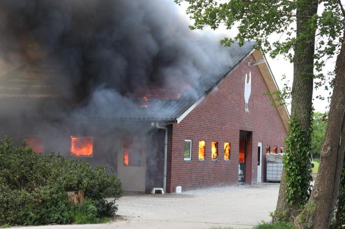 Vele rookwolken door grote brand in schuur