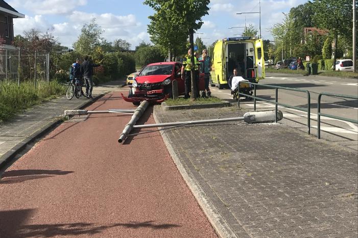 Automobilist rijdt lantaarnpaal uit de grond
