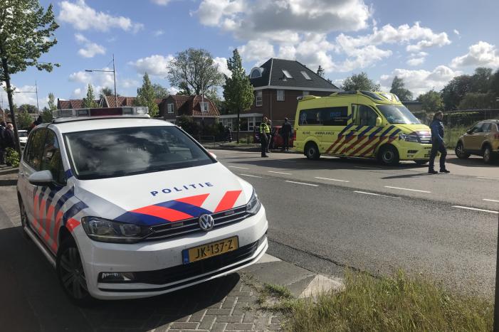 Automobilist rijdt lantaarnpaal uit de grond