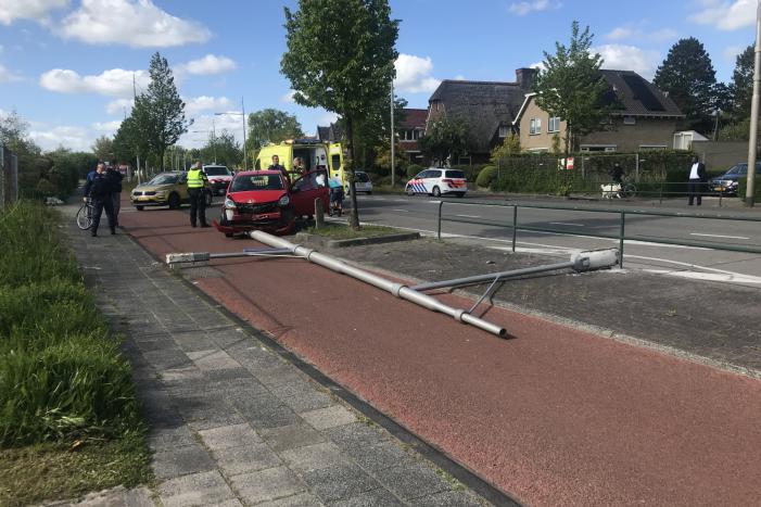 Automobilist rijdt lantaarnpaal uit de grond