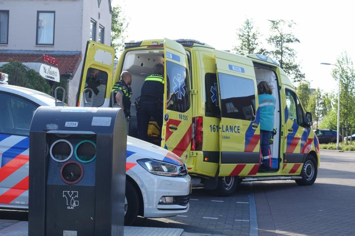 Verwarde man wil niet geholpen worden en verzet zich