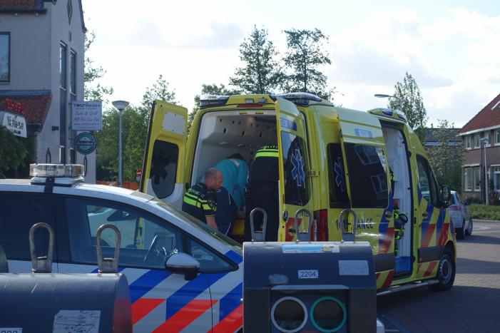 Verwarde man wil niet geholpen worden en verzet zich