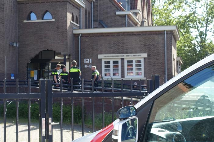 Verwarde man wil niet geholpen worden en verzet zich