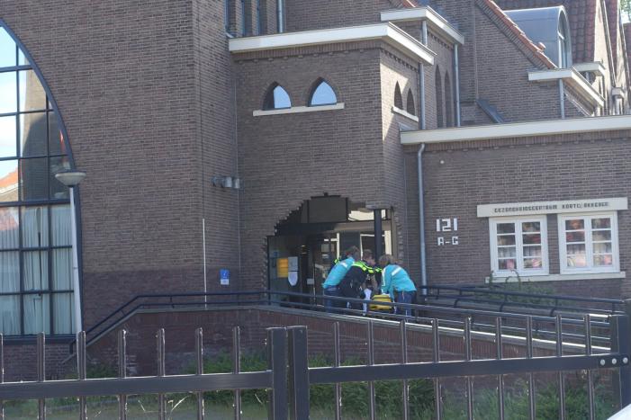 Verwarde man wil niet geholpen worden en verzet zich