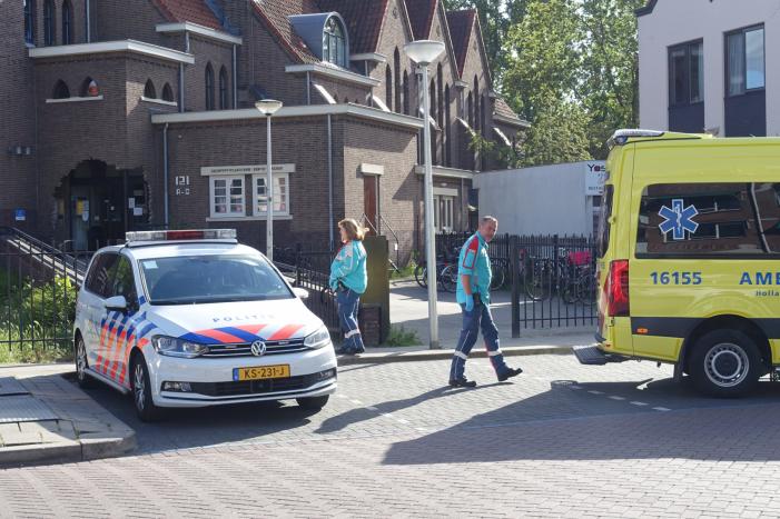 Verwarde man wil niet geholpen worden en verzet zich