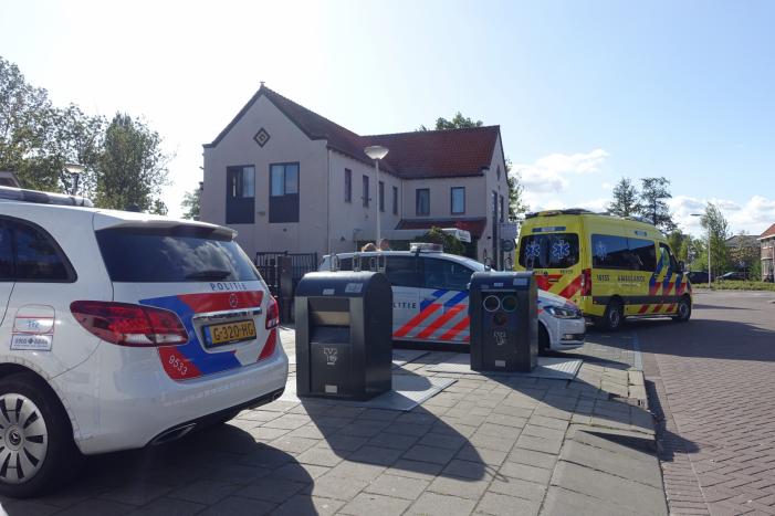 Verwarde man wil niet geholpen worden en verzet zich