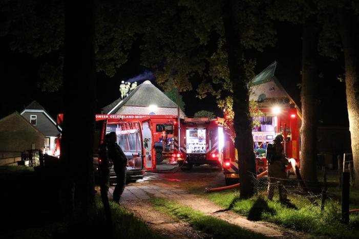Brand in rieten kap van woning