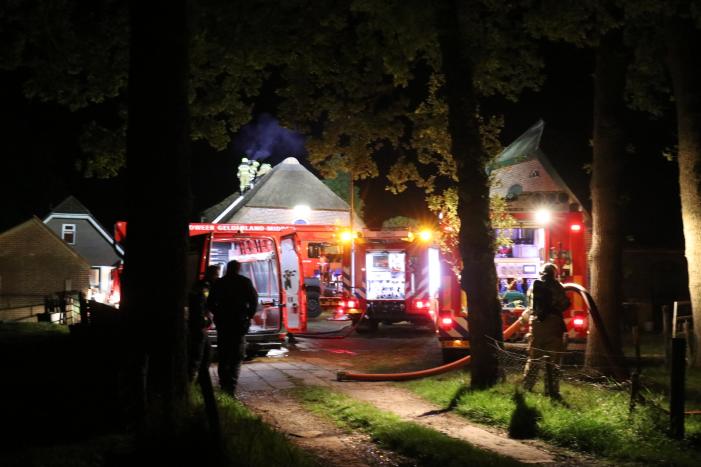 Brand in rieten kap van woning