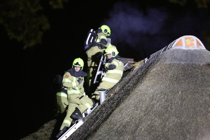 Brand in rieten kap van woning