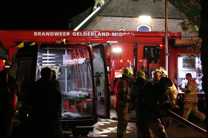 Brand in rieten kap van woning