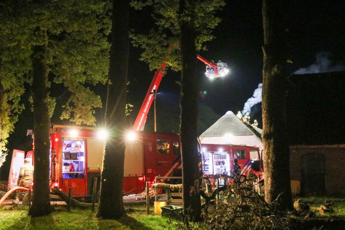 Brand in rieten kap van woning
