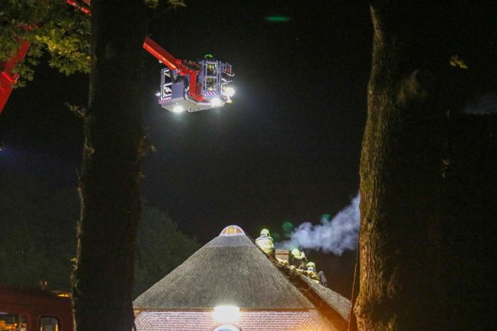 Brand in rieten kap van woning