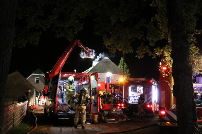 Brand in rieten kap van woning