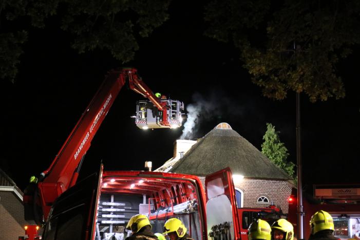 Brand in rieten kap van woning