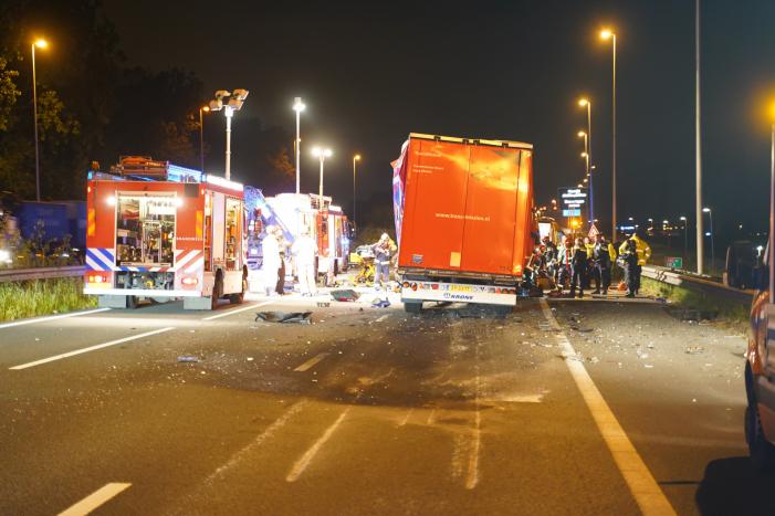 Vrachtwagen botst op pijlwagen, twee zwaargewonden