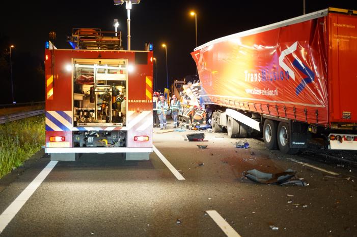 Vrachtwagen botst op pijlwagen, twee zwaargewonden