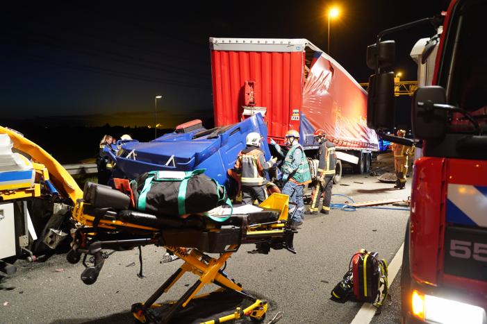 Vrachtwagen botst op pijlwagen, twee zwaargewonden