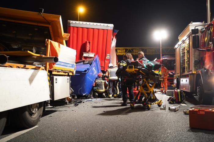 Vrachtwagen botst op pijlwagen, twee zwaargewonden