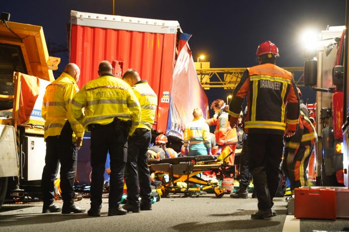Vrachtwagen botst op pijlwagen, twee zwaargewonden