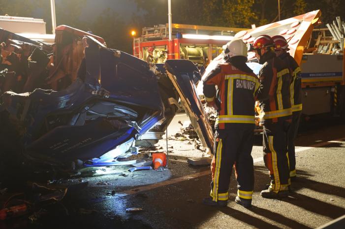 Vrachtwagen botst op pijlwagen, twee zwaargewonden