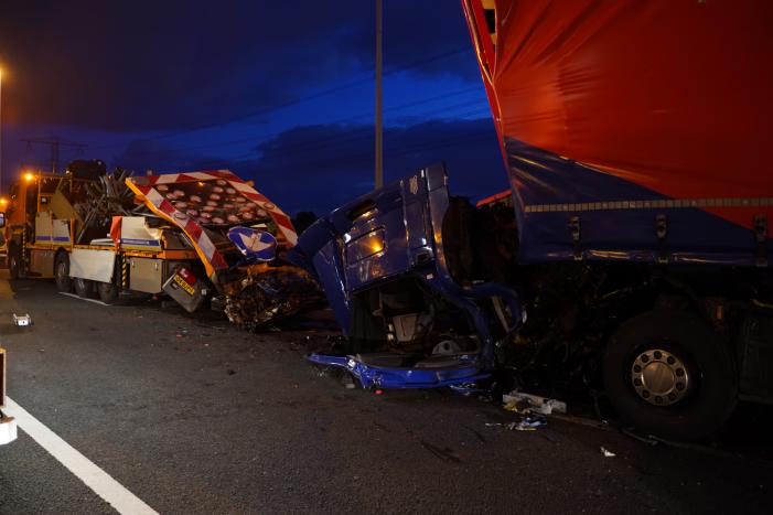 Vrachtwagen botst op pijlwagen, twee zwaargewonden