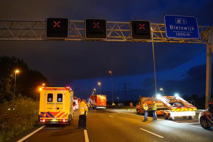 Vrachtwagen botst op pijlwagen, twee zwaargewonden