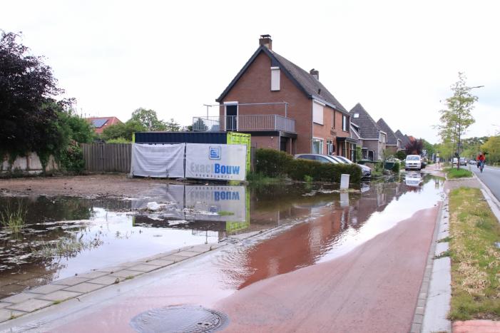Gesprongen waterleiding zet straten blank
