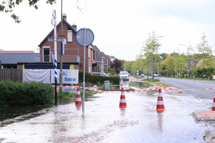 Gesprongen waterleiding zet straten blank