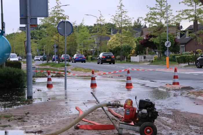 Gesprongen waterleiding zet straten blank