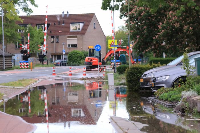 Gesprongen waterleiding zet straten blank