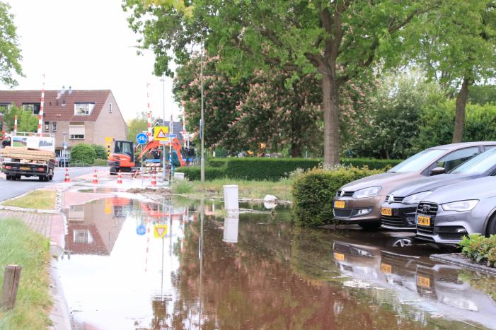Gesprongen waterleiding zet straten blank