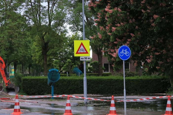 Gesprongen waterleiding zet straten blank