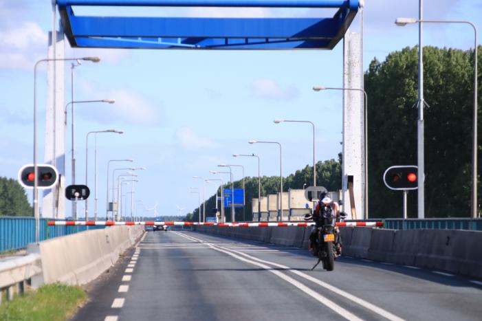 Ernstige verkeershinder door storing brug Nijkerkersluis