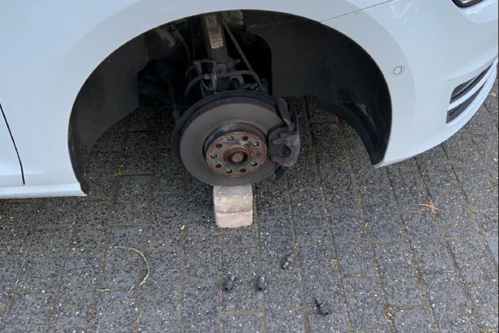 Opnieuw wielen onder auto gestolen in Nieuwland