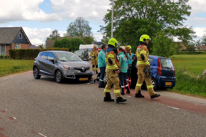 Twee auto's met elkaar in botsing in bocht