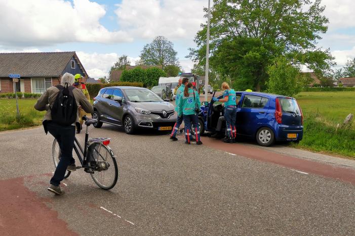 Twee auto's met elkaar in botsing in bocht