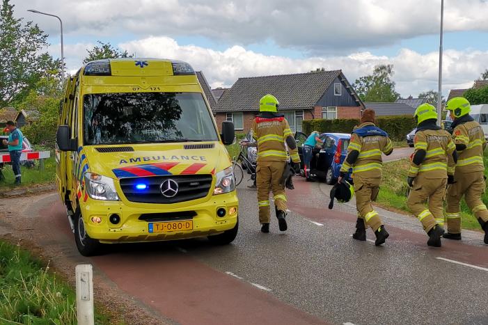 Twee auto's met elkaar in botsing in bocht