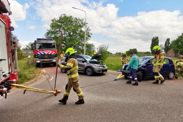 Twee auto's met elkaar in botsing in bocht