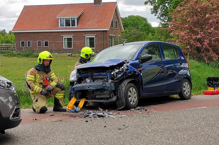 Twee auto's met elkaar in botsing in bocht