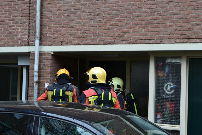 Zoektocht naar sterke benzinelucht in bergruimte flat