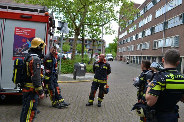 Zoektocht naar sterke benzinelucht in bergruimte flat