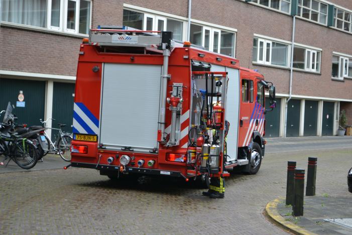 Zoektocht naar sterke benzinelucht in bergruimte flat