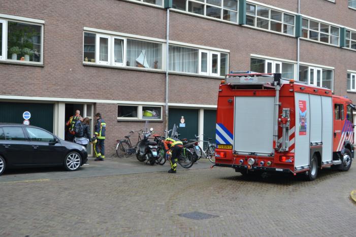Zoektocht naar sterke benzinelucht in bergruimte flat
