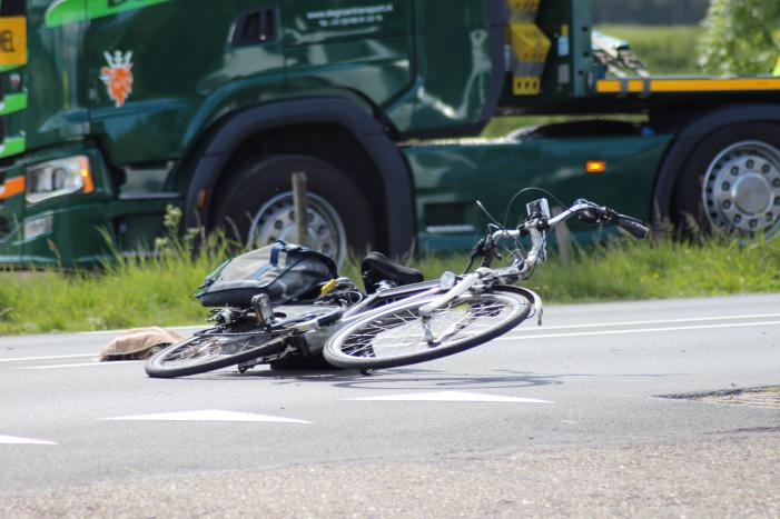 Overstekende fietser geschept