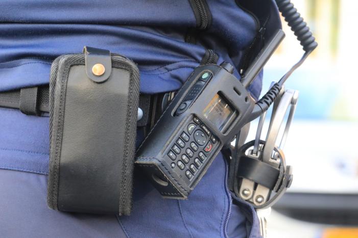 #DenHaag Politie gaat in gesprek met overlastgevende jongeren Droogscheerdersgaarde Den Haag.