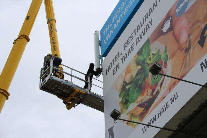 Antennes geplaatst op reclamemast