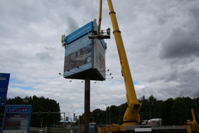 Antennes geplaatst op reclamemast